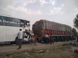 Rajasthan: नशे में धुत ड्राइवर ने बस को सड़क पर खड़े ट्रक में टकराई, 32 लोग घायल, दो की हालत गंभीर Rajasthan: नशे में धुत ड्राइवर ने बस को सड़क पर खड़े ट्रक में टकराई, 32 लोग घायल, दो की हालत गंभीर