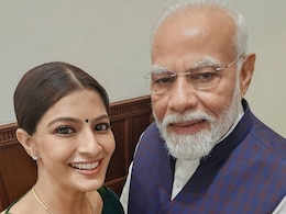 वरलक्ष्मी सरथकुमार ने पीएम मोदी को दिया शादी का न्योता, सोशल मीडिया पर वायरल हुईं तस्वीरें वरलक्ष्मी सरथकुमार ने पीएम मोदी को दिया शादी का न्योता, सोशल मीडिया पर वायरल हुईं तस्वीरें