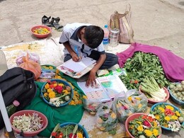 जिद्दीची 'फूलं'; सकाळी शाळा अन् दुपारी बापासाठी वैद्यनाथाच्या मंदिराबाहेर अभ्यासासह व्यवसायही!