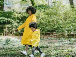 मॉनसूम में नहीं है टेंशन लेने की जरूरत: वूमेन रेनकोट अब 50% तक की छूट पर आज ही घर ले आएं