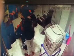 UP: मसाज करते हुए सैलून कर्मचारी ने की घिनौनी हरकत, CCTV देखकर दंग रह गया कस्टमर UP: मसाज करते हुए सैलून कर्मचारी ने की घिनौनी हरकत, CCTV देखकर दंग रह गया कस्टमर