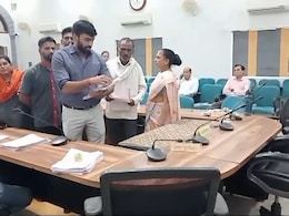 जनसुनवाई में खाली कुर्सी देख भड़के कांग्रेस नेता ! हंगामे का वीडियो हुआ वायरल जनसुनवाई में खाली कुर्सी देख भड़के कांग्रेस नेता ! हंगामे का वीडियो हुआ वायरल