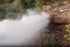Delhi Water Crisis: Lakhs Of Litres Of Water Wasted Due To Pipeline Leakage Amid Crisis Delhi Water Crisis: Lakhs Of Litres Of Water Wasted Due To Pipeline Leakage Amid Crisis