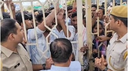 कोटा यूनिवर्सिटी में फीस बढ़ोतरी को लेकर प्रदर्शन, पुलिस से धक्का-मुक्की के बाद गेट पर चढ़ गए छात्र
