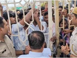 कोटा यूनिवर्सिटी में फीस बढ़ोतरी को लेकर प्रदर्शन, पुलिस से धक्का-मुक्की के बाद गेट पर चढ़ गए छात्र