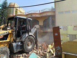 भाजयुमो नेता की हत्या के आरोपी पर बुलडोज़र कार्रवाई, तीन मंजिला घर को निगम ने गिराया 