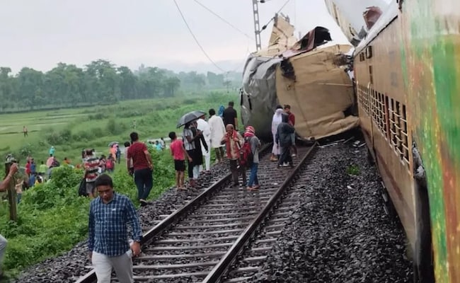 Goods Train Crashes Into Kanchanjungha Express In Bengal, Many Injured Goods Train Crashes Into Kanchanjungha Express In Bengal, Many Injured