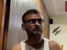 क्लीन शेव कराकर पापा को सरप्राइज करने चला था बेटा, अगले ही पल गाल पर मिला '440 वॉट' का झटका, उड़ गए तोते क्लीन शेव कराकर पापा को सरप्राइज करने चला था बेटा, अगले ही पल गाल पर मिला '440 वॉट' का झटका, उड़ गए तोते