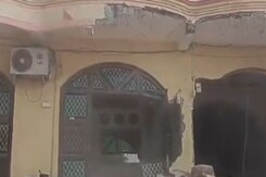 भोपाल में हत्या के आरोपी के घर पर चला बुलडोजर भोपाल में हत्या के आरोपी के घर पर चला बुलडोजर