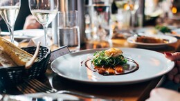 X User Shares How Couple Uses Dead Fly To Scam Restaurants: "Pathetic, That's Theft"