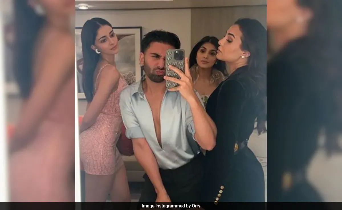 Orry's Mirror Selfie Features BFF Ananya Panday: "No One Enjoys Watching..."