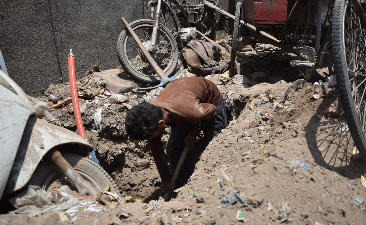 In Pics: Battling Delhi's Blazing Heat Wave On The Job