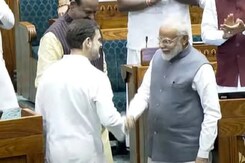 जब पीएम मोदी से राहुल गांधी ने मिलाया हाथ, गूंज उठा पूरा सदन