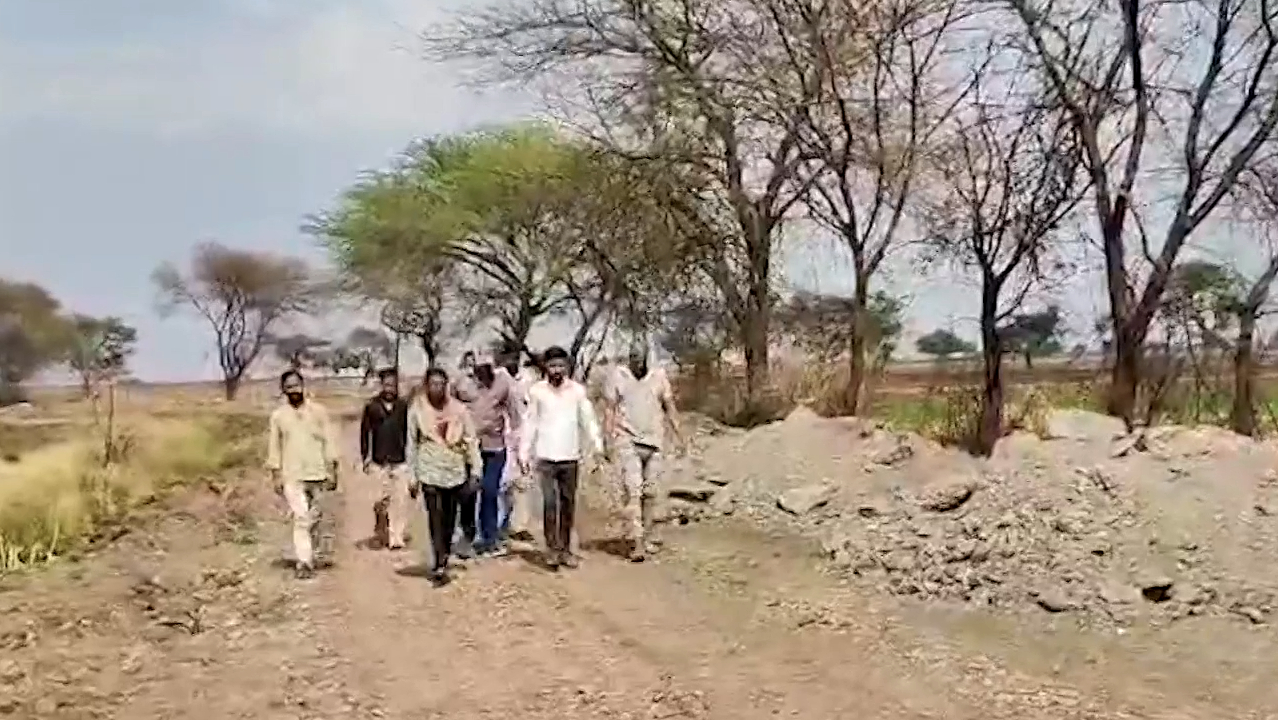 Dhar: सड़क निर्माण में ग्रामीणों ने भू-माफियाओं पर लगाया मनमानी का आरोप
