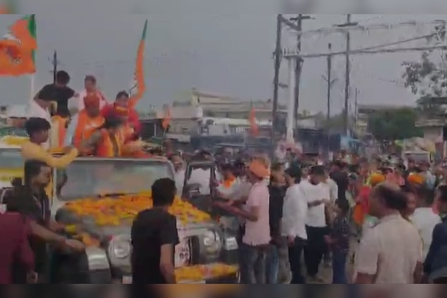 Bulldozer: बुलडोजर से मंत्री ठाकुर का किया ग्रैंड Welcome.