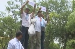 NSUI का शिक्षा मंत्री के घर के बाहर विरोध प्रदर्शन NSUI का शिक्षा मंत्री के घर के बाहर विरोध प्रदर्शन