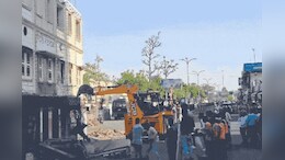 Bulldozer Action: कांग्रेस नेता के होटल पर चला बुलडोजर, नोटिस के बाद नहीं हटाया अतिक्रमण तो हुई कार्रवाई