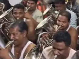 बैंड वालों ने बजाया 'मेरे सपनों की रानी कब आएगी तू' का ये वर्जन, सुनकर झूम उठा सोशल मीडिया बैंड वालों ने बजाया 'मेरे सपनों की रानी कब आएगी तू' का ये वर्जन, सुनकर झूम उठा सोशल मीडिया