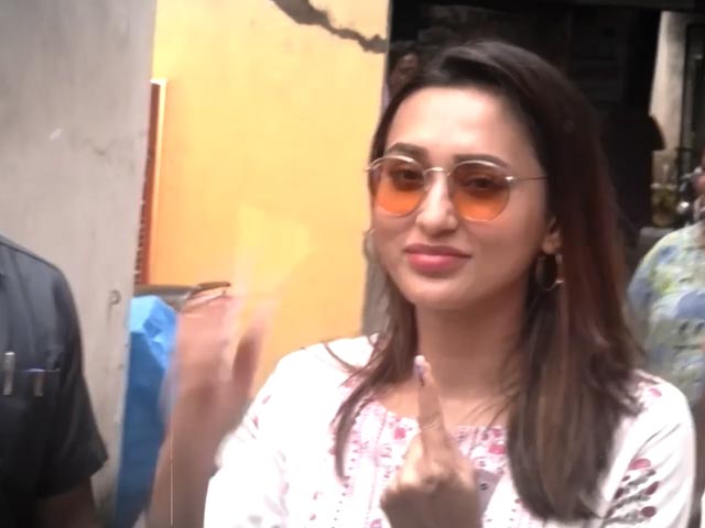 TMC MP Mimi Chakraborty Casts Vote In Kolkata | Lok Sabha Elections Phase 7