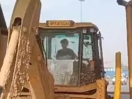 VIRAL VIDEO: पैसे मागितले म्हणून जेसीबीचा चालकाची सटकली; टोल नाक्याची केली तोडफोड VIRAL VIDEO: पैसे मागितले म्हणून जेसीबीचा चालकाची सटकली; टोल नाक्याची केली तोडफोड