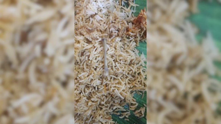 Swiggy से ऑर्डर की गई पनीर बिरयानी में मिली हड्डी, हैदराबाद में ही एक शख्स को चिकन बिरयानी में मिले कीड़े