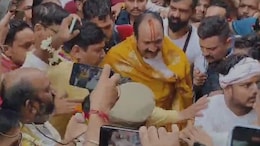 कथावाचक पंडित प्रदीप मिश्रा पहुंचे बरसाना, राधा रानी से नाक रगड़कर मांगी माफी, जानें क्या है पूरा विवाद