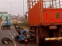 सड़क पर तेजी से दौड़ती बाइक ने खोया बैलेंस, एक के बाद एक तास के पत्तों की तरह रोड पर बिछ गए बाइकर्स