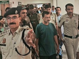 हरी टी-शर्ट परेशां-परेशां चेहरा, देखिए जब पेशी के लिए अदालत पहुंचे केजरीवाल हरी टी-शर्ट परेशां-परेशां चेहरा, देखिए जब पेशी के लिए अदालत पहुंचे केजरीवाल