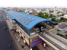 दिल्ली मेट्रो ब्लू लाइन पर देरी से परेशान लोग, सोशल मीडिया पर निकाल रहे भड़ास