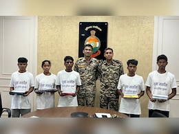 सुकमा पुलिस को मिली बड़ी सफलता, 17 लाख के 5 इनामी नक्सलियों ने किया सरेंडर सुकमा पुलिस को मिली बड़ी सफलता, 17 लाख के 5 इनामी नक्सलियों ने किया सरेंडर