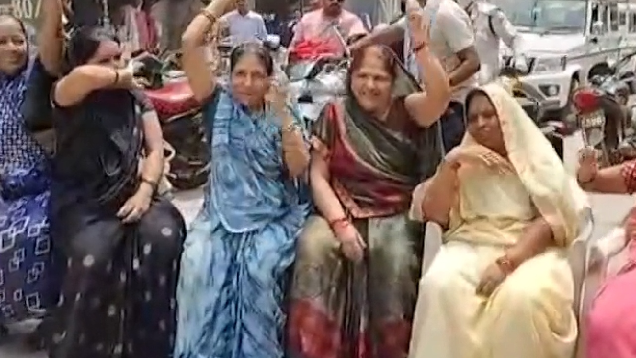 कटनी: सड़क की मांग को लेकर महिलाओं ने किया चक्काजाम