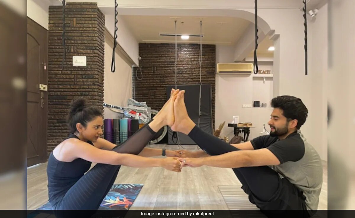 International Yoga Day 2024: Rakul Preet Singh And Jackky Bhagnani Try "Partner Stretches Like Never Before"