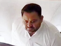 पटना से फ्लाइट में दिल्ली साथ आए नीतीश और तेजस्वी, देखिए तस्वीरें पटना से फ्लाइट में दिल्ली साथ आए नीतीश और तेजस्वी, देखिए तस्वीरें