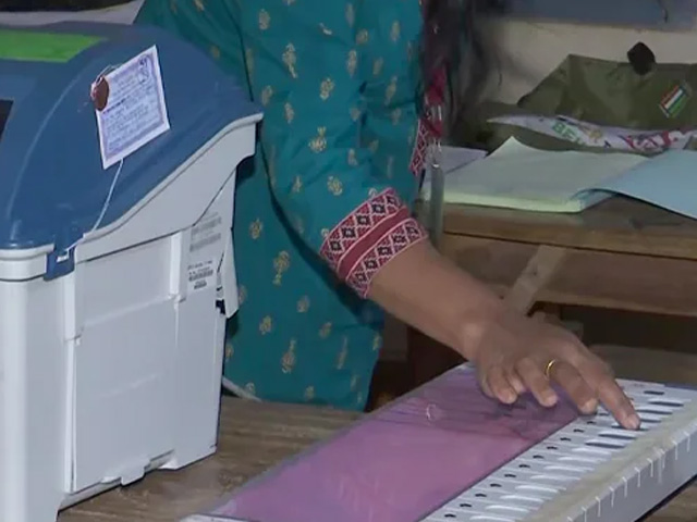 CG Nikay Chunav 2025: EVM खराब, मतदाता हैरान! जानिए छत्तीसगढ़ में कहां-कहां ईवीएम ने किया परेशान?