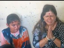 पंकजा मुंडे की हार से सदमे में आए 4 समर्थकों ने किया सुसाइड, परिजनों से मिलकर फूट-फूट कर रोईं पंकजा