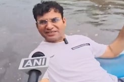 BJP Councillor Protests Against AAP Amid Severe Waterlogging In Delhi BJP Councillor Protests Against AAP Amid Severe Waterlogging In Delhi