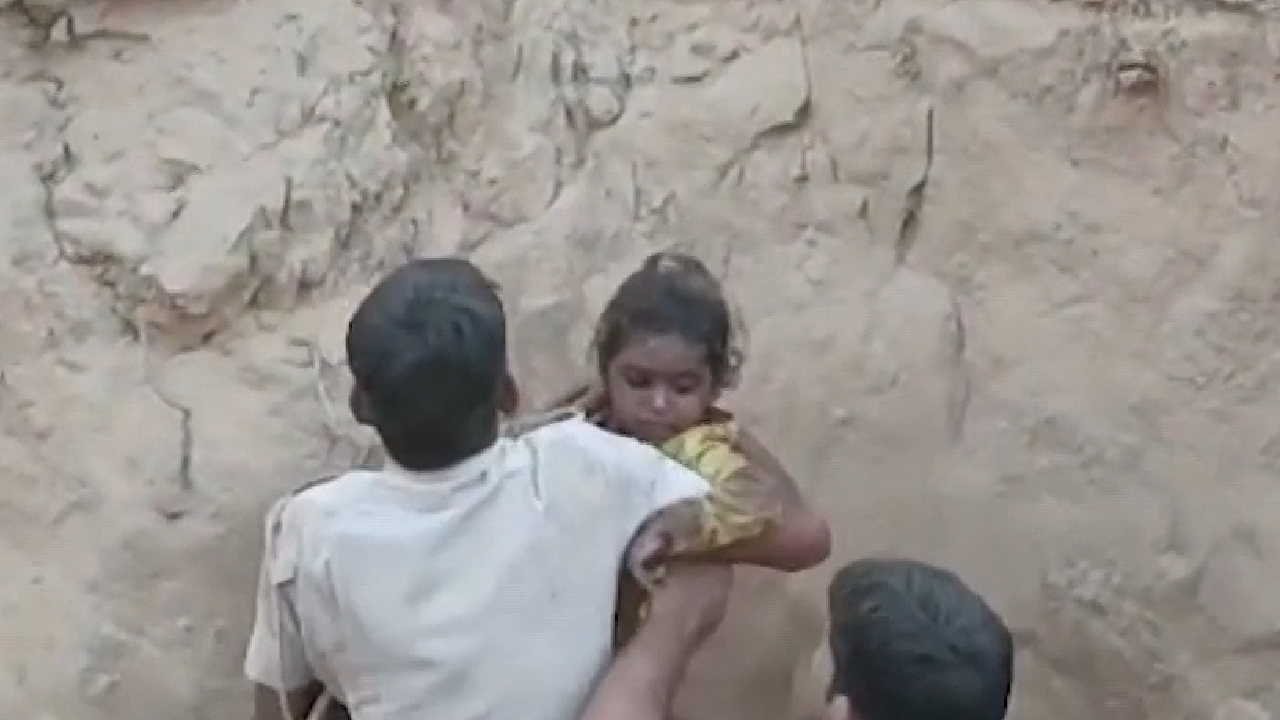 800 फीट गहरे बोरवेल में गिरी 3 साल की मासूम, ऐसे निकाला बाहर