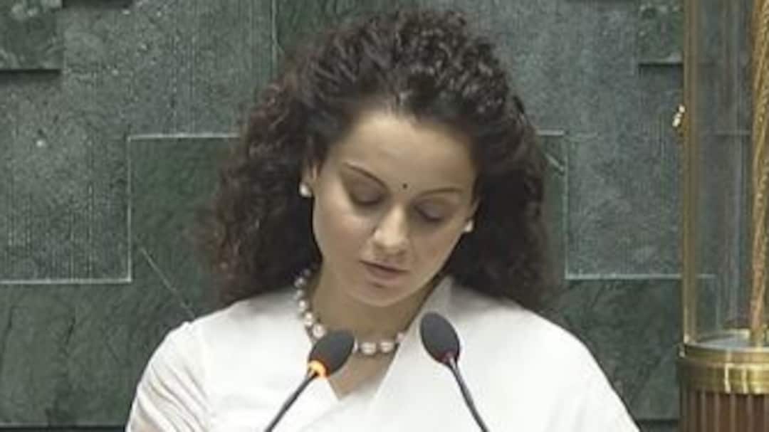 शपथ ग्रहण : लोकसभा में संसद सदस्यों ने ली शपथ, दिखी भाषाई विविधता की झलक