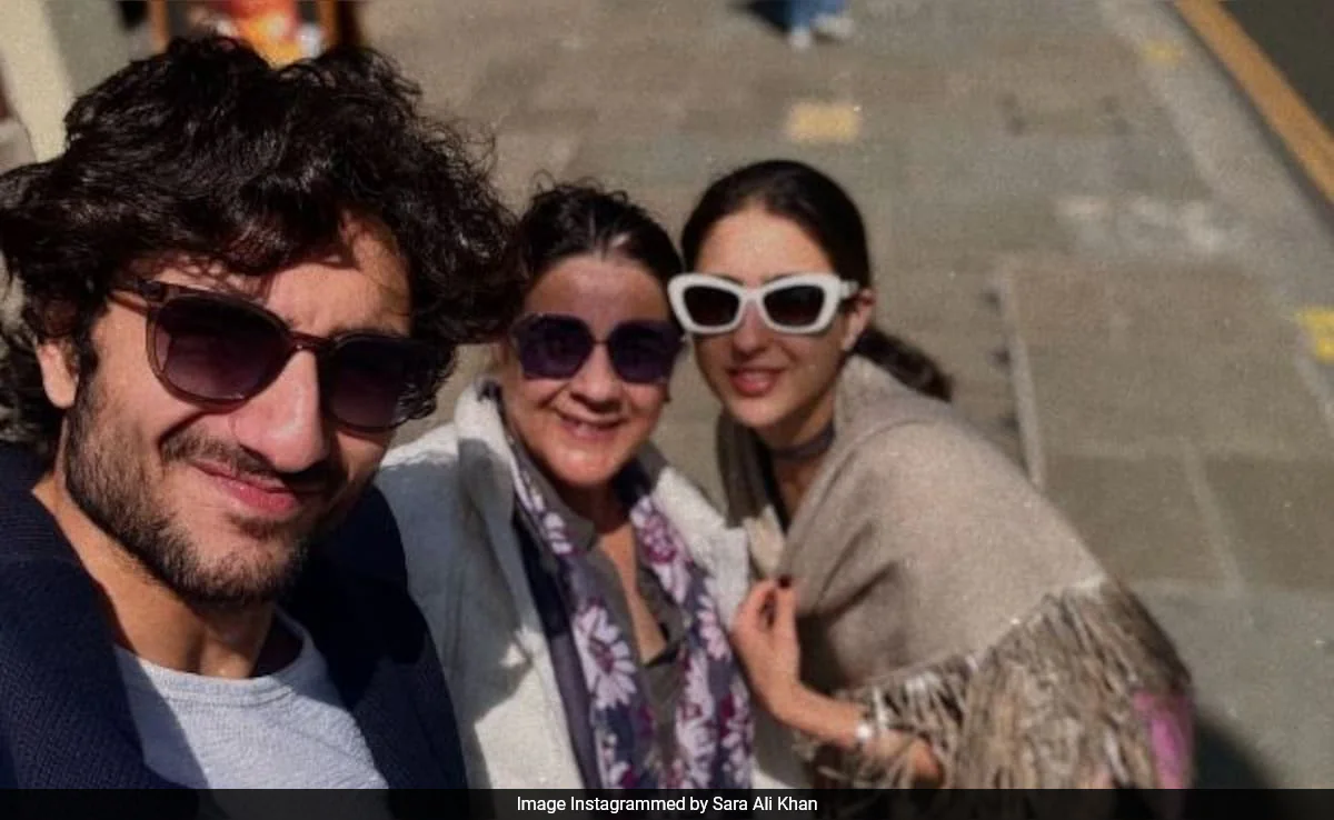 Sara Ali Khan's Famjam With Mother Amrita Singh And Brother Ibrahim. Fan Says, "Beautiful Family"