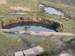 Water Crisis: गांव के लोग हुए पेयजल के लिए परेशान, कुएं का पानी पीने के लिए हैं मजबूर Water Crisis: गांव के लोग हुए पेयजल के लिए परेशान, कुएं का पानी पीने के लिए हैं मजबूर