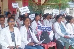 अंबिकापुर: अपनी मांगों को लेकर  हड़ताल पर स्वास्थ्य कर्मचारी अंबिकापुर: अपनी मांगों को लेकर  हड़ताल पर स्वास्थ्य कर्मचारी