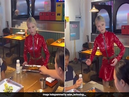 Robot Or Human? Video Of Waitress Serving Food At Chinese Restaurant Goes Viral Robot Or Human? Video Of Waitress Serving Food At Chinese Restaurant Goes Viral