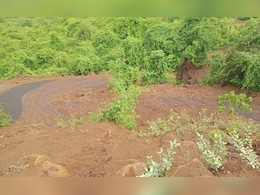 रत्नागिरीच्या खेडमध्ये दरड कोसळली, रस्त्यावर 'लाल चिखल'
