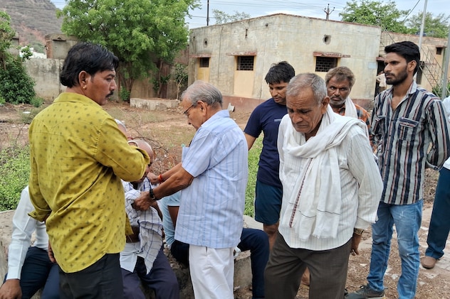 हॉस्पिटल में रोते-बिलखते युवक के परिजन. हॉस्पिटल में रोते-बिलखते युवक के परिजन.