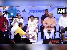 सोनू निगम ने धोए आशा भोसले के पैर, वीडियो देख लोगों ने कहा- दिल जीत लिया! सोनू निगम ने धोए आशा भोसले के पैर, वीडियो देख लोगों ने कहा- दिल जीत लिया!