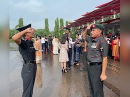 बेटियों की सफलता पर पापा का सैल्यूट! इंटरनेट पर इन प्यारी तस्वीरों को देख कर दिल गदगद हो जाएगा बेटियों की सफलता पर पापा का सैल्यूट! इंटरनेट पर इन प्यारी तस्वीरों को देख कर दिल गदगद हो जाएगा