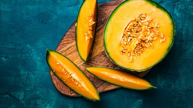 The potassium in muskmelon helps maintain electrolyte balance in the body