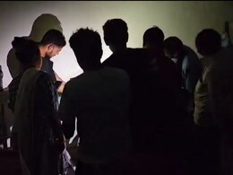 झांसी के अस्पताल में टॉर्च की लाइट में हो रहा मरीजों का इलाज, वीडियो वायरल होने पर SDM ने लिया संज्ञान