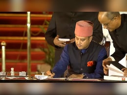 PM Modi Oath Ceremony: सिंधिया ने ली मंत्री पद की शपथ, फिर से मिल सकती है बड़ी जिम्मेदारी, कुछ ऐसा रहा है सियासी सफर.. PM Modi Oath Ceremony: सिंधिया ने ली मंत्री पद की शपथ, फिर से मिल सकती है बड़ी जिम्मेदारी, कुछ ऐसा रहा है सियासी सफर..
