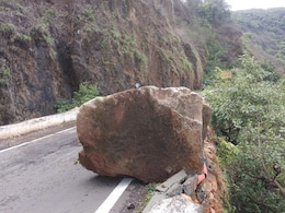 आंबोली घाटात कोसळला भलामोठा दगड, पुढे काय घडलं? आंबोली घाटात कोसळला भलामोठा दगड, पुढे काय घडलं?